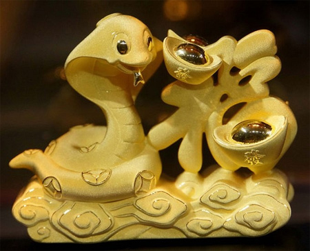 Một[-]con[-]rắn[-]khác[-]có[-]kích[-]thước[-]nhỏ[-]hơn[-]được[-]bán[-]ở[-]Quý[-]Châu[-](Trung[-]Quốc)